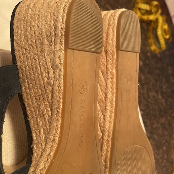 Bandolino navy t strap wedge sandals- size 9 - Picture 8 of 10